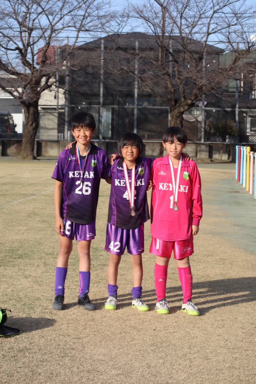 メダルを胸に並ぶけやきSCの3人の選手