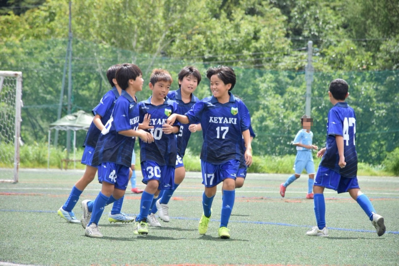 ピッチで仲間と笑顔を交わすけやきSCの選手たち