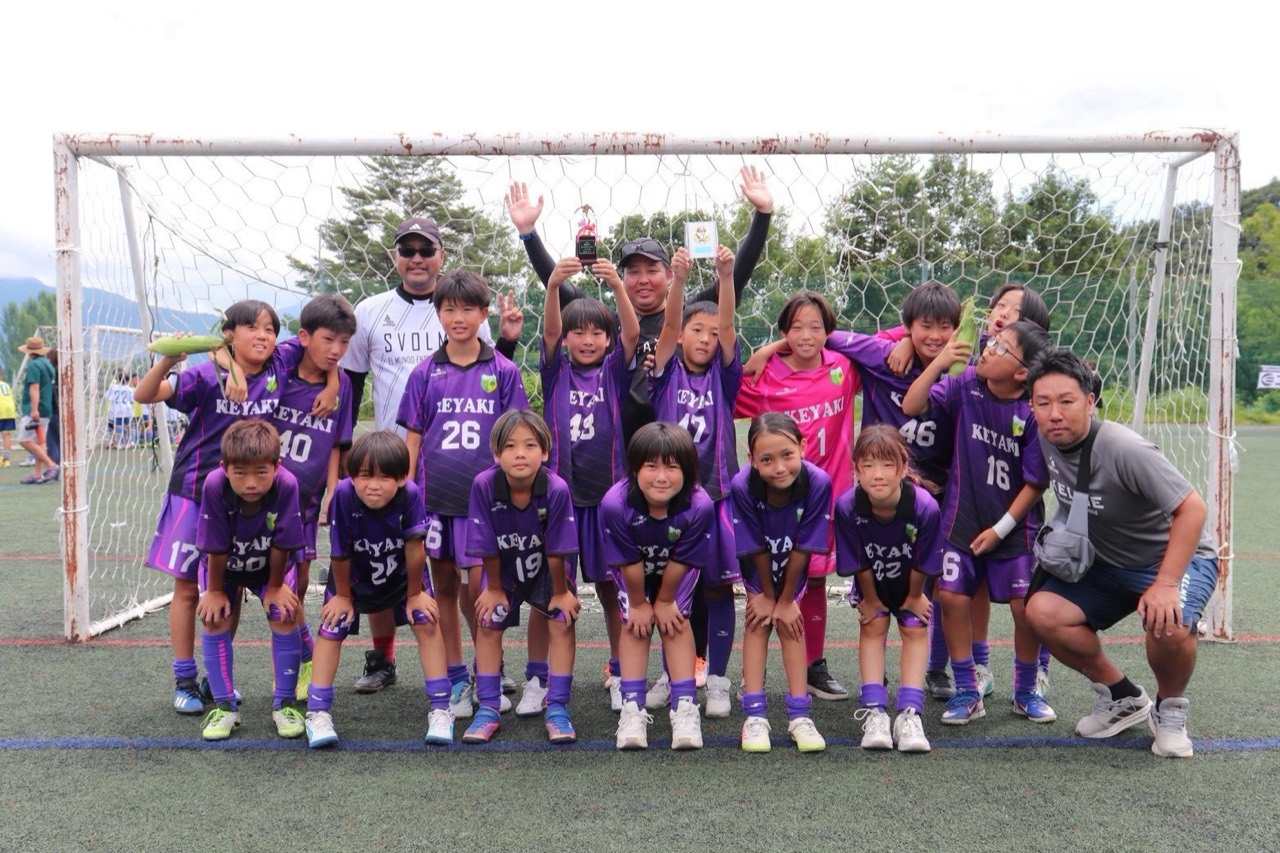 ゴール前で選手とコーチが並ぶけやきSCのチーム集合写真